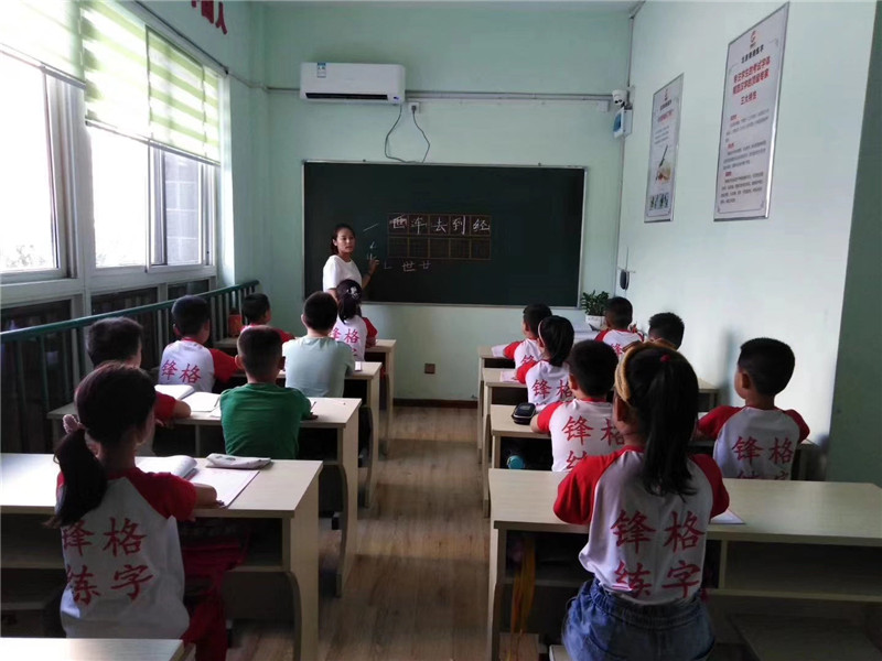 老師為孩子們講解練字技巧