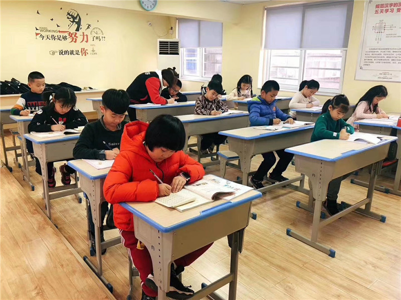 課堂上老師指導學員