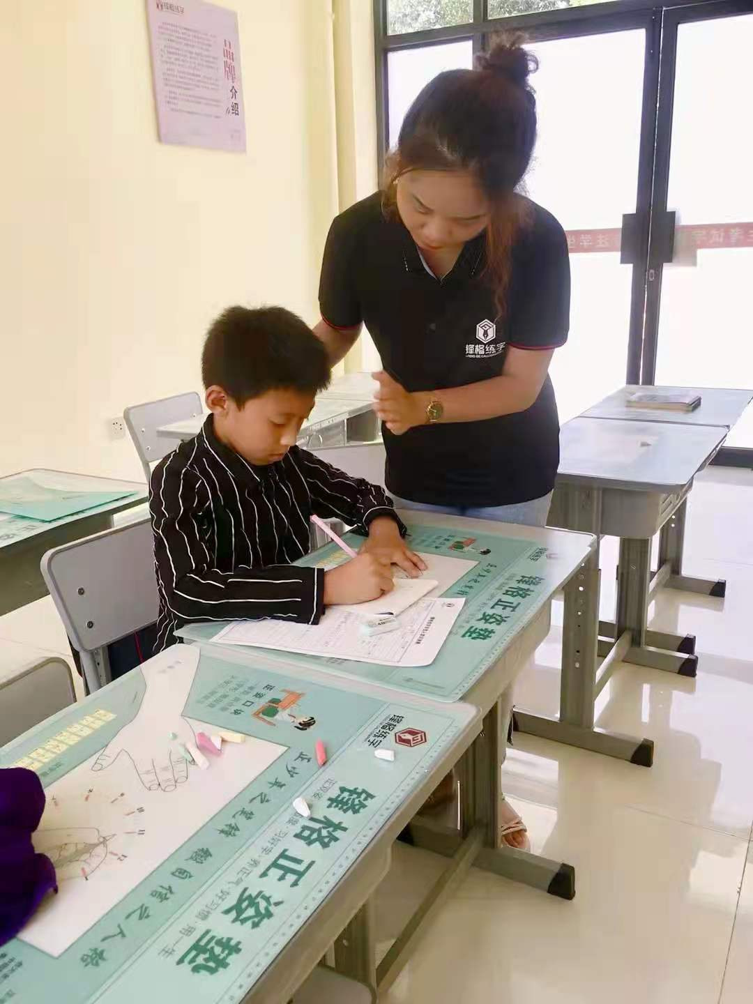 初學寫字的孩子要掌握正確的握筆姿勢